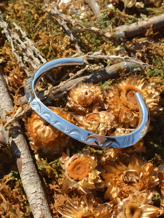 BR-0083 TRIANGLE TAPERED END BRACELET (LEAF)　