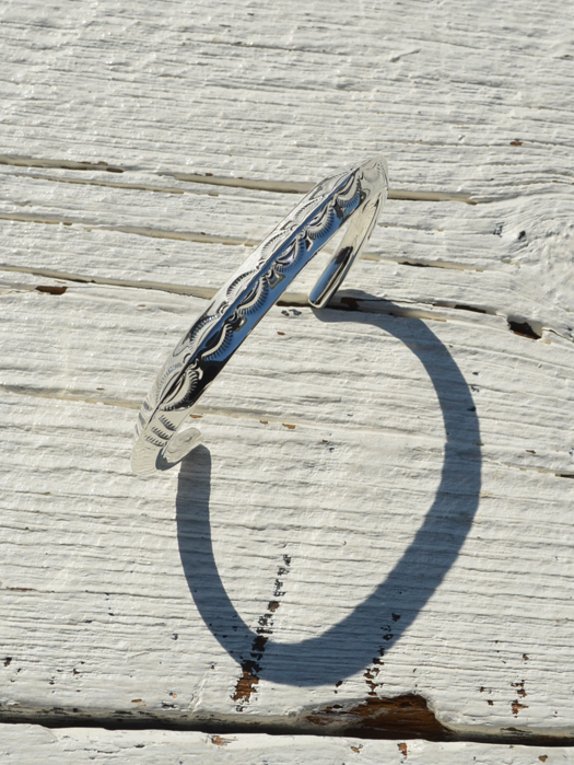 BR-0083 TRIANGLE TAPERED END BRACELET (LEAF)
