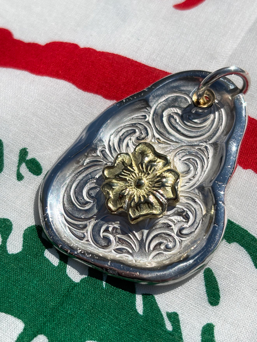NL-0173 KARAKUSA TALL DARUMA PENDANT No.173 (18K、22K GOLD ACCENTS)　