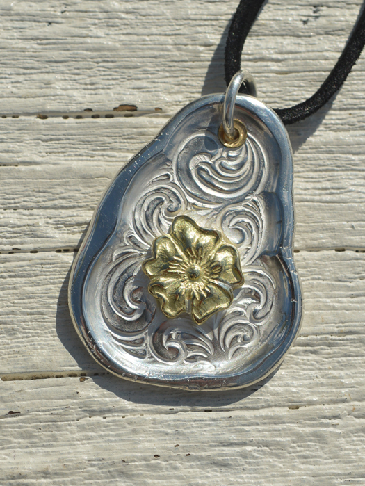 NL-0173 KARAKUSA TALL DARUMA PENDANT No.173 (18K、22K GOLD ACCENTS)