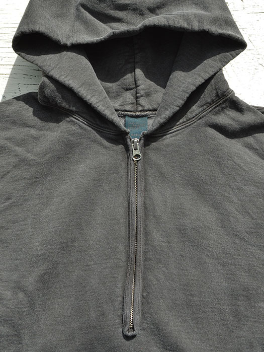 【GROUGH 1/2 ZIP PO HOOD SWEAT