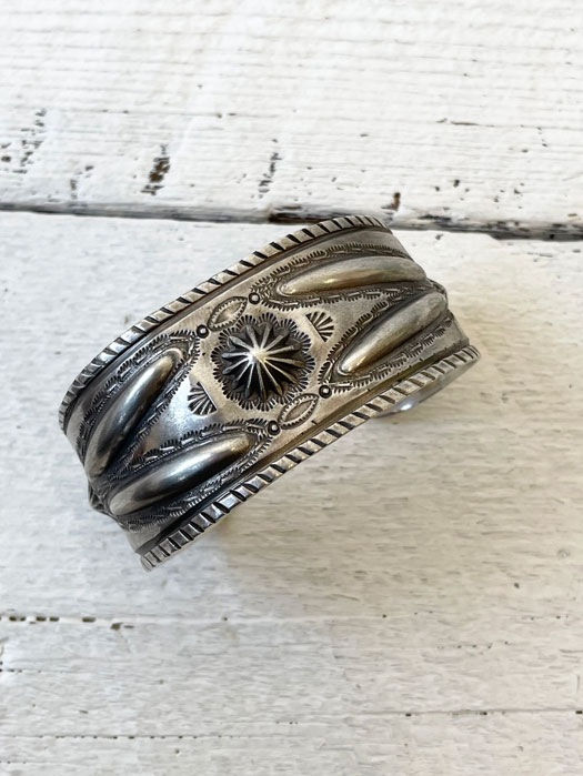 SHELL WIDE BRACELET (LEAF REPPOUSE) (Discontinued)　